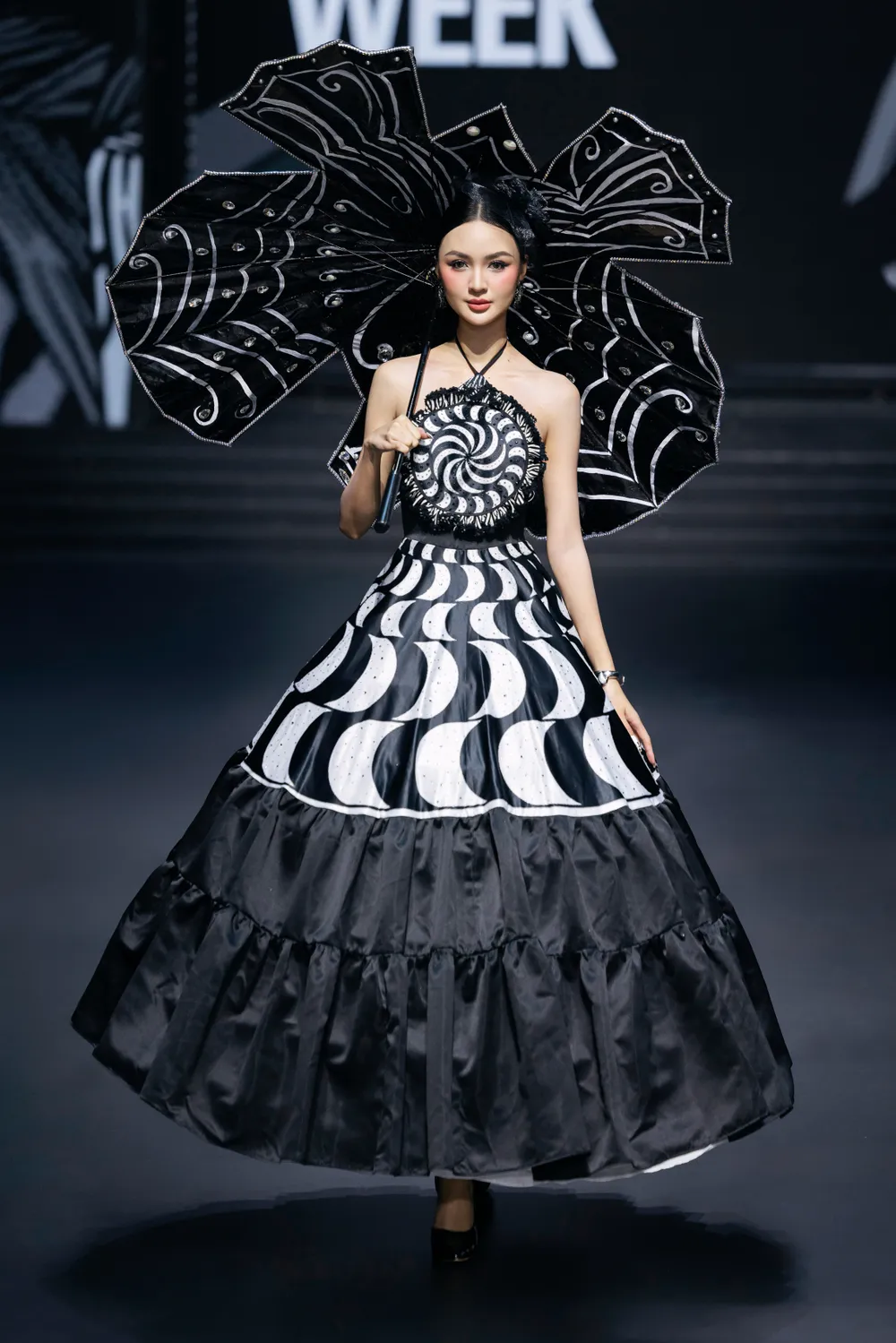 7. Bá» sÆ°u táº­p mang tÃªn âáº¢o áº¢nhâ lÃ  minh chá»©ng rÃµ rÃ ng nháº¥t cho sá»± chuyá»n mÃ¬nh tÃ¡o báº¡o cá»§a NTK Äáº·ng Trá»ng Minh ChÃ¢u.jpeg