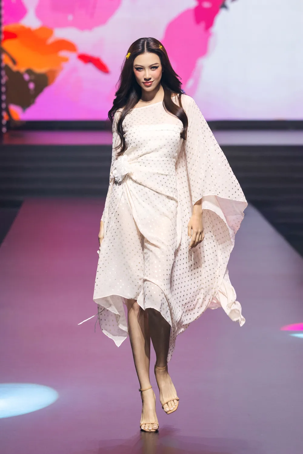 3. Ã háº­u Kim DuyÃªn khoÃ¡c lÃªn mÃ¬nh thiáº¿t káº¿ bay bá»ng mang hoáº¡ tiáº¿t monogram .jpeg