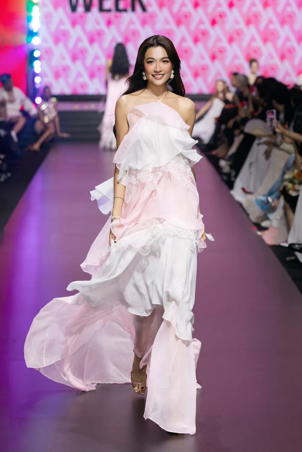 5. Ã háº­u Lá» Háº±ng cá»±c quyáº¿n rÅ© vá»i thiáº¿t káº¿ cá» yÃªm bay bá»ng.jpeg