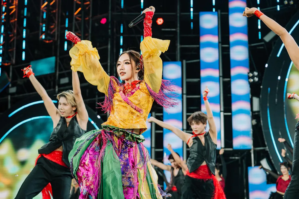 ThoaÌ£i Nghi - perform.jpg