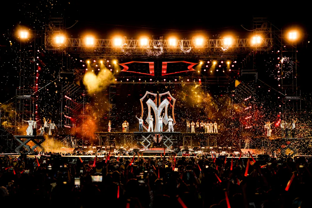 ÄÃ³n hÃ ng chá»¥c ngÃ n khÃ¡n giáº£ Äáº¿n thÆ°á»ng thá»©c má»i ÄÃªm diá»n.jpg