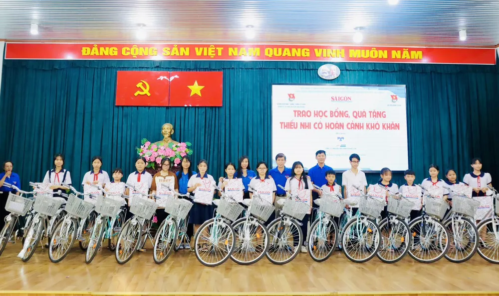 H9- Đoàn Thanh niên Báo Sài Gòn Giải Phóng tặng xe đạp, học bổng, quà tặng cho học sinh khó khăn, mồ côi huyện Củ Chi trong Hành trình về nguồn năm 2024.jpg