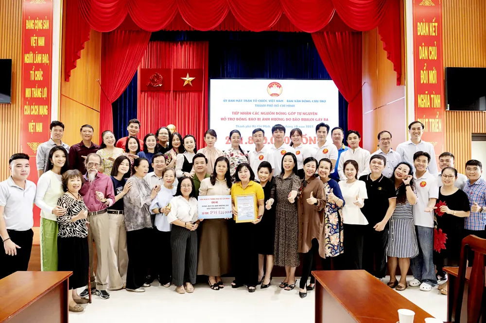 H1- Các văn nghệ sĩ TPHCM đến Ủy ban MTTQ Việt Nam TPHCM để đóng góp, ủng hộ đồng bào.jpg