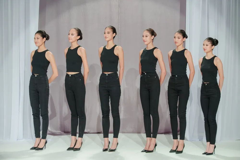 6. Top 6 buÌoÌÌc vaÌo thuÌÌ thaÌch cuoÌÌi cuÌng, buoÌÌi photoshoot ÄaÌ£Ìc bieÌ£Ìt voÌÌi concept âNhaÌ£Ìt ThuÌÌ£câ, boÌ£Ì hiÌnh do Harperâs Bazaar Vietnam truÌÌ£c tieÌÌp saÌn xuaÌÌt.jpg