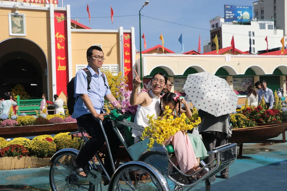 市民在胡志明市中心。图：小新