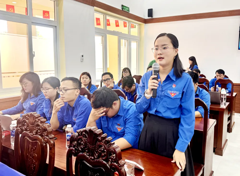 Äá»ng chÃ­ Ngá»c Ãnh - ÄoÃ n Ban CÃ´ng tÃ¡c ÄoÃ n vÃ  Thanh thiáº¿u nhi ThÃ nh phá» kiáº¿n nghá» má» rá»ng mÃ´ hÃ¬nh chuyá»n Äá»i sá».JPG