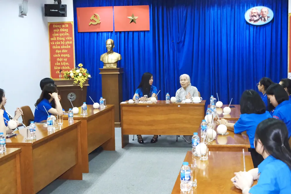 सुश्री ले तू कैम और युवाओं के बीच एक विचार-विमर्श सत्र। 2C8FFF87-7611-4F4C-87CF-37E92808303C-60212-00007B8DC24A06A3.jpg