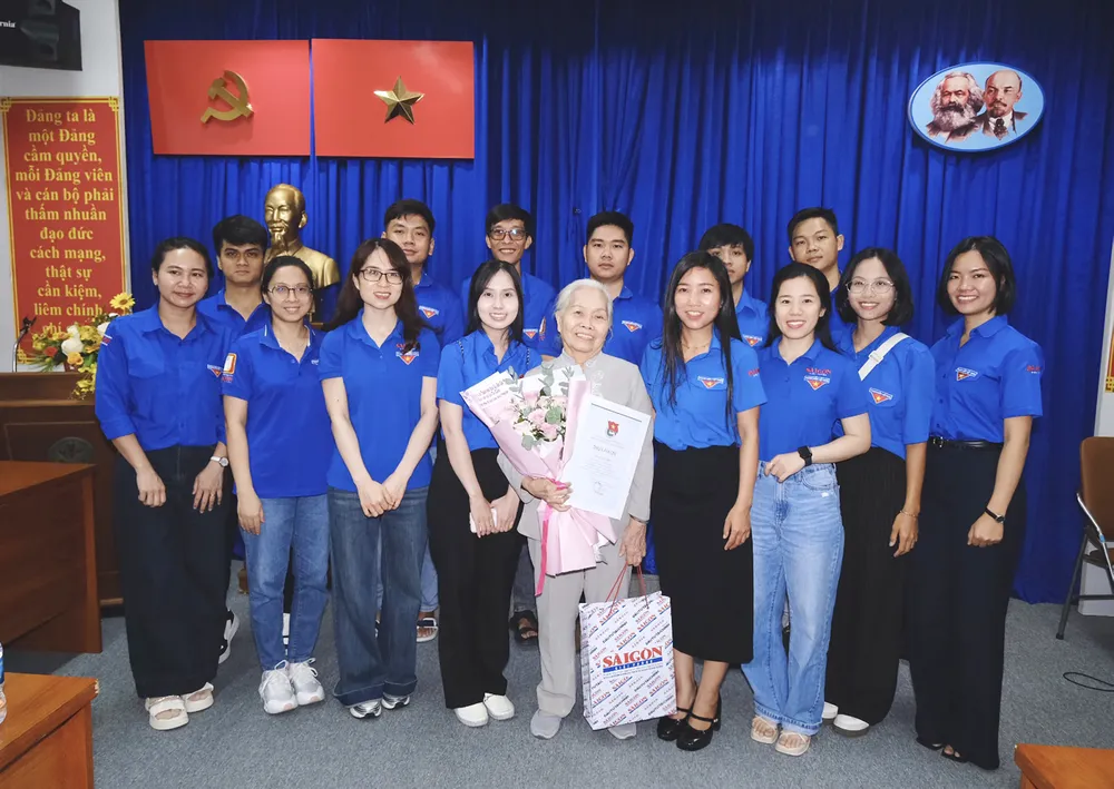 एसजीजीपी अखबार के युवा संघ के सदस्यों ने सुश्री ले तू कैम के साथ एक यादगार तस्वीर ली। 75A6A711-3F78-46E6-B0C7-34C65D82F471-60212-00007B8DB8EC823A.jpg