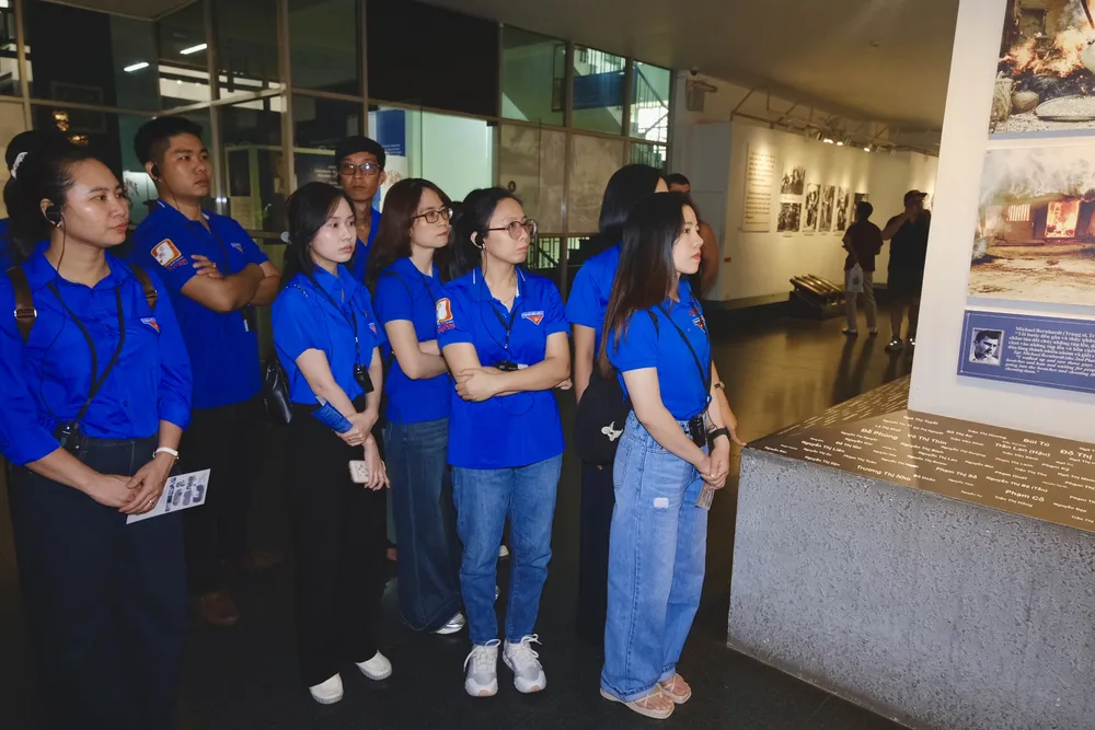 युवा संघ के सदस्यों ने विभिन्न विषयों पर दी गई प्रस्तुतियों को ध्यानपूर्वक सुना। Ä oà n viên thanh niên Báo SGGP tìm hiểu vá» háºu quả cuá»™c kháng chiến chống Mỹ.jpg