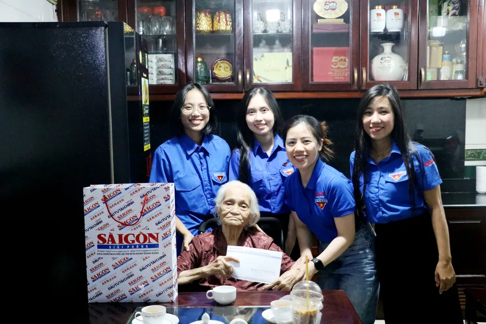 वीर वियतनामी माता वो थी तुओई से मिलने और उन्हें उपहार भेंट करने के अवसर पर। फोटो: माय हुएन aIMG_2192.jpg