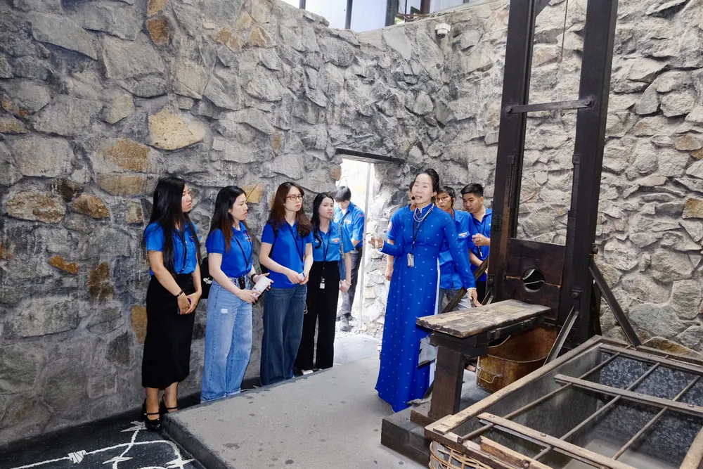 युवा लोग Hiện váºt máy chém được sá» dụng trong chiến trưỠng miá» n Nam.jpg