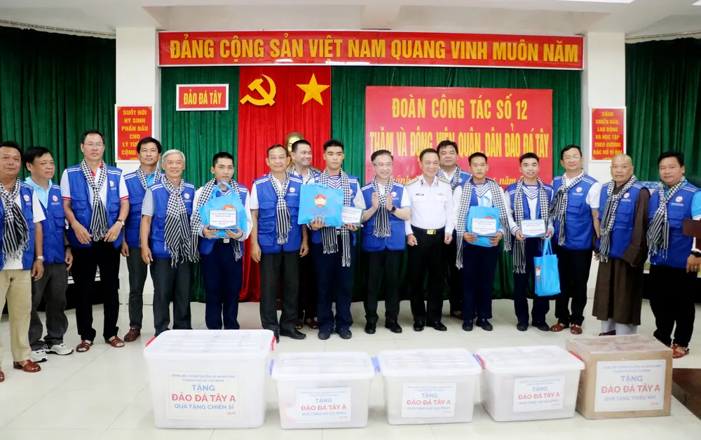 đảo đá tây.jpg