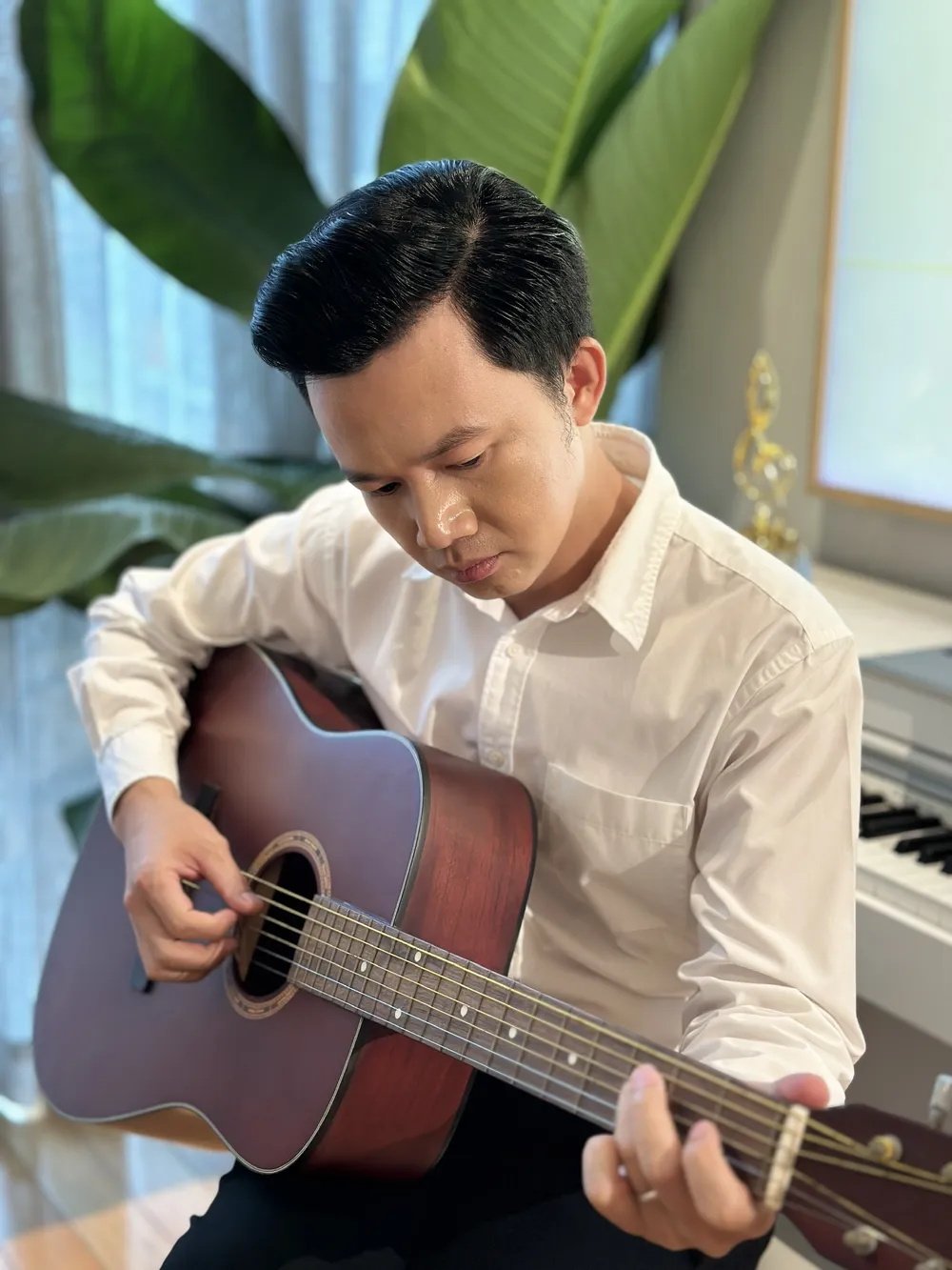 HUÌNG GUITAR.jpg