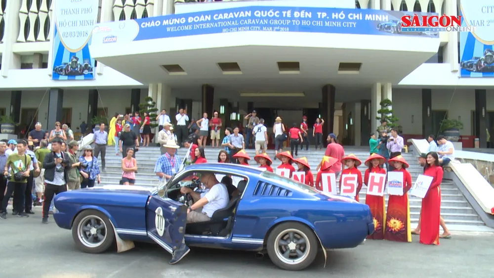 Đoàn caravan xe cổ đến Việt Nam