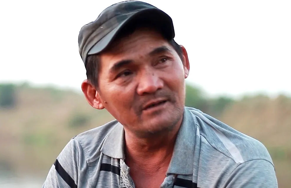 Người đàn ông làm nghề... vá xe miễn phí cho sinh viên