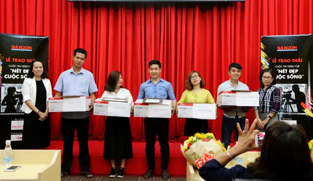 Trao giải cho các tác giả có tác phẩm đoạt giải khuyến khích. Ảnh: TIỂU TÂN