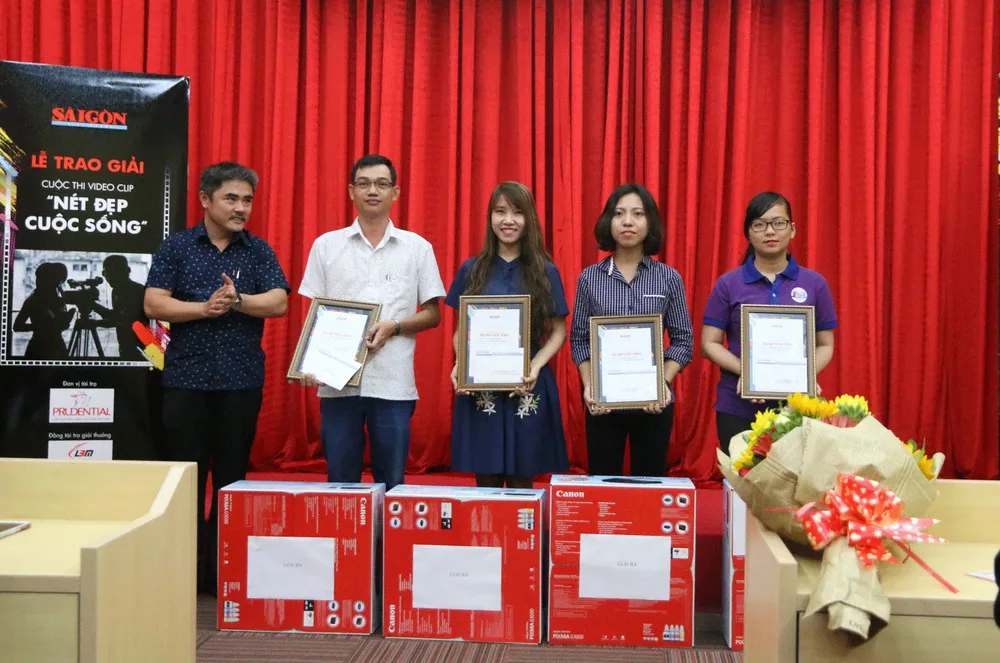 Trao giải cho các tác giả có tác phẩm đoạt giải ba. Ảnh: TIỂU TÂN