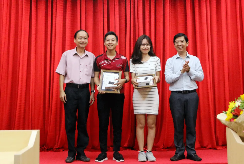 Trao giải cho các tác giả có tác phẩm đoạt giải nhì. Ảnh: TIỂU TÂN