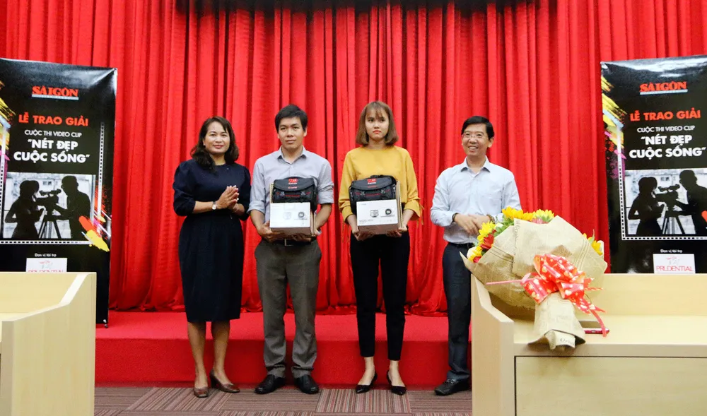 Trao giải cho các tác giả có tác phẩm đoạt giải nhất. Ảnh: TIỂU TÂN