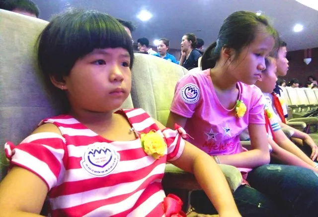 300 trẻ em có hoàn cảnh khó khăn ở TPHCM nhận quà 1-6 ảnh 1