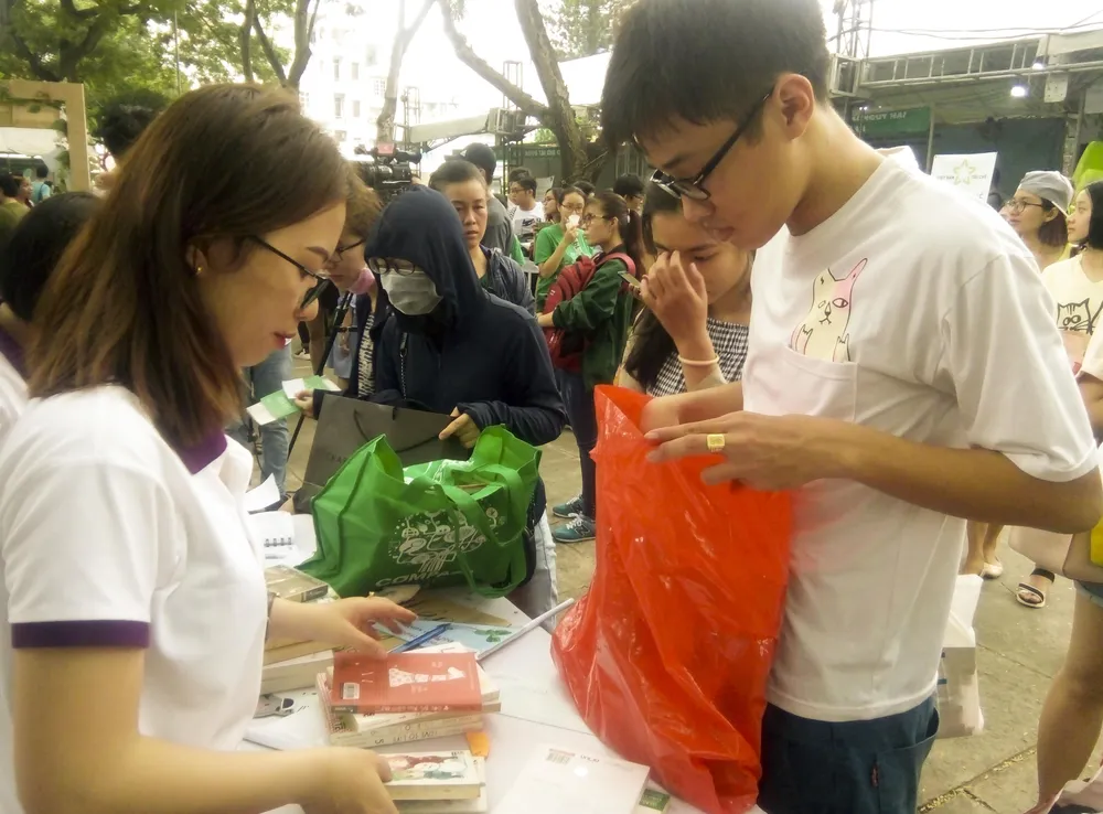 Đổi sách cũ lấy cây xanh tại Ngày hội sống xanh 2019 ảnh 2