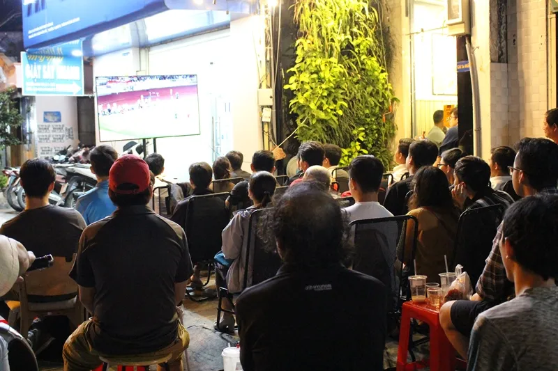 Cả nước xuống đường mừng vô địch bóng đá nam SEA games 30 ảnh 8