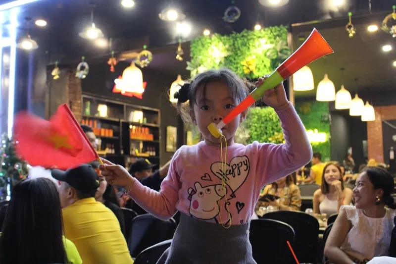 Cả nước xuống đường mừng vô địch bóng đá nam SEA games 30 ảnh 17