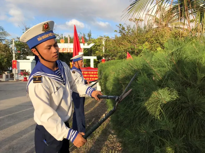 Cán bộ, chiến sĩ đảo Sơn Ca vui mừng nhận quà tết ảnh 1