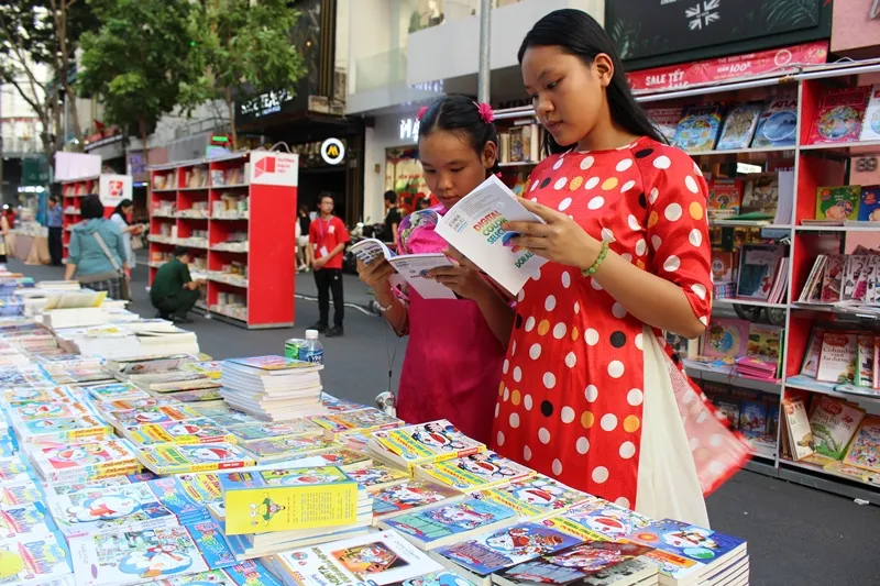 Hãy đến trải nghiệm đường hoa và đường sách rất thú vị trong kỳ nghỉ tết ở TPHCM ảnh 17