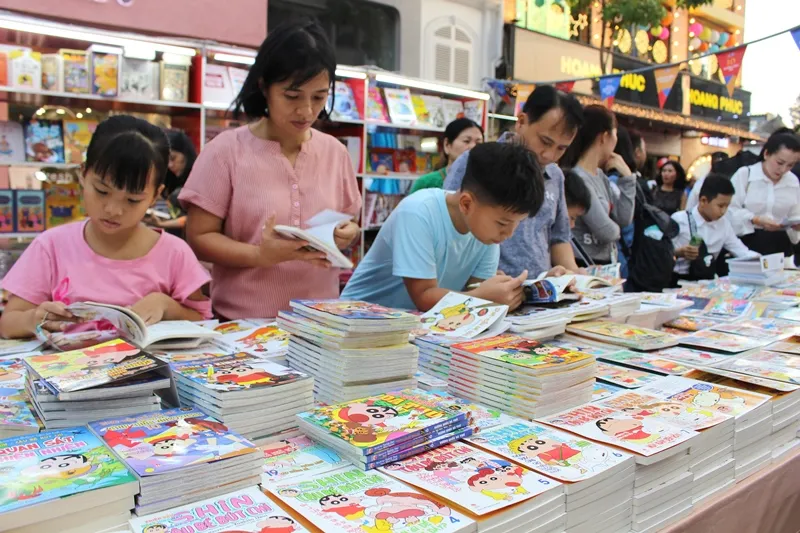 Hãy đến trải nghiệm đường hoa và đường sách rất thú vị trong kỳ nghỉ tết ở TPHCM ảnh 13