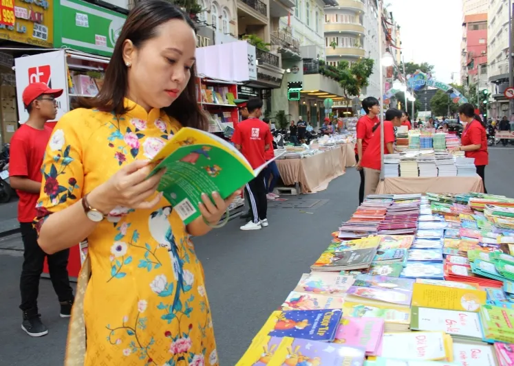 Hãy đến trải nghiệm đường hoa và đường sách rất thú vị trong kỳ nghỉ tết ở TPHCM ảnh 14