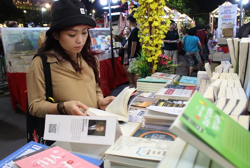 Hãy đến trải nghiệm đường hoa và đường sách rất thú vị trong kỳ nghỉ tết ở TPHCM ảnh 19