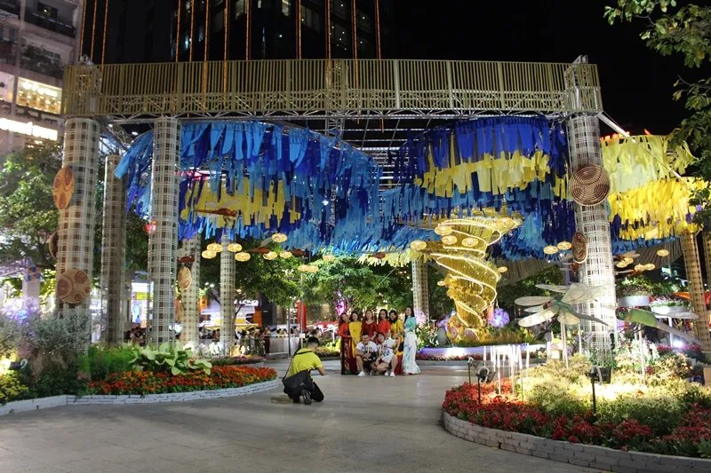 Hãy đến trải nghiệm đường hoa và đường sách rất thú vị trong kỳ nghỉ tết ở TPHCM ảnh 11