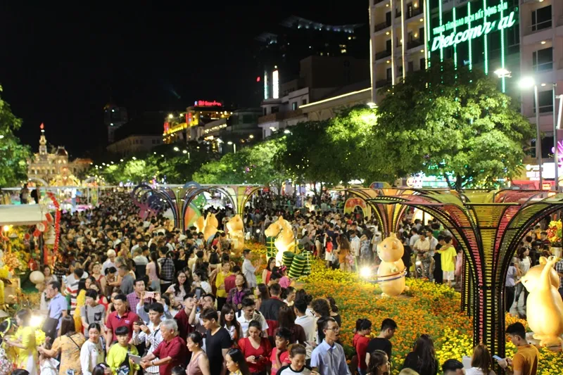 Hãy đến trải nghiệm đường hoa và đường sách rất thú vị trong kỳ nghỉ tết ở TPHCM ảnh 2