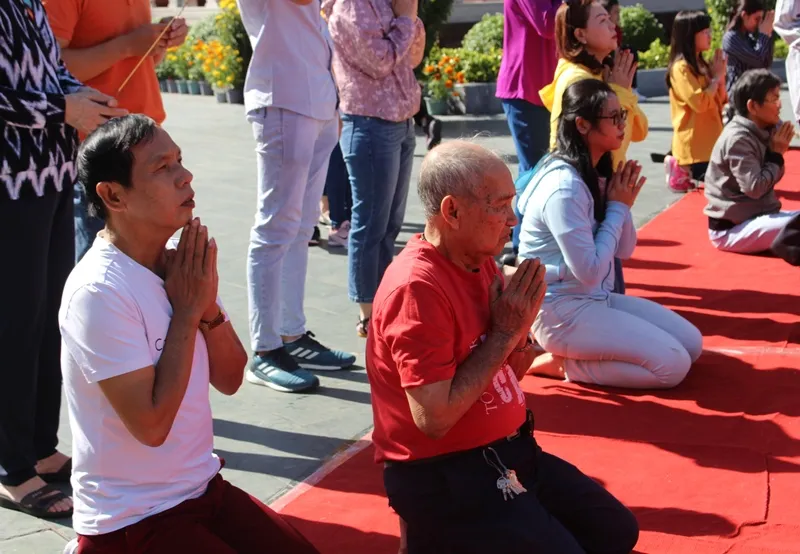 Dòng người đi lễ cầu an vào mùng 1 tết ở TPHCM ảnh 4