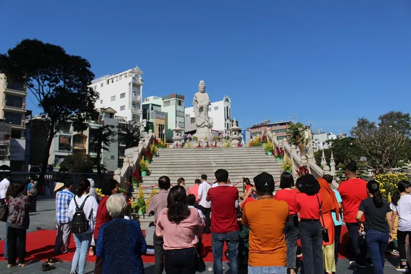 Dòng người đi lễ cầu an vào mùng 1 tết ở TPHCM ảnh 3
