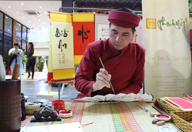 Chiêm ngưỡng màn bắn pháo hoa rực rỡ mừng năm mới Canh Tý 2020 tại TPHCM ảnh 14