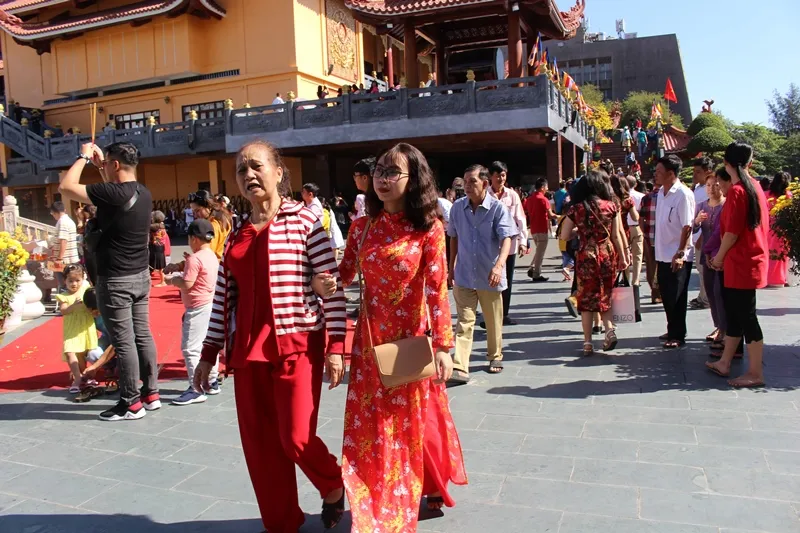 Dòng người đi lễ cầu an vào mùng 1 tết ở TPHCM ảnh 2