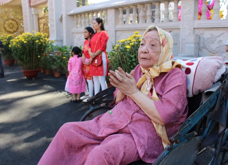 Dòng người đi lễ cầu an vào mùng 1 tết ở TPHCM ảnh 5