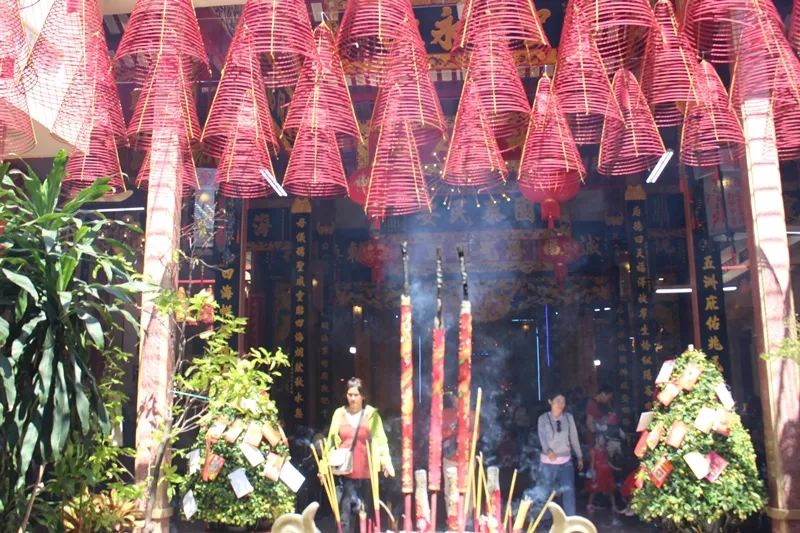 Dòng người đi lễ cầu an vào mùng 1 tết ở TPHCM ảnh 11