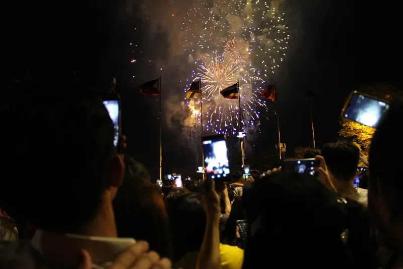 Chiêm ngưỡng màn bắn pháo hoa rực rỡ mừng năm mới Canh Tý 2020 tại TPHCM ảnh 18