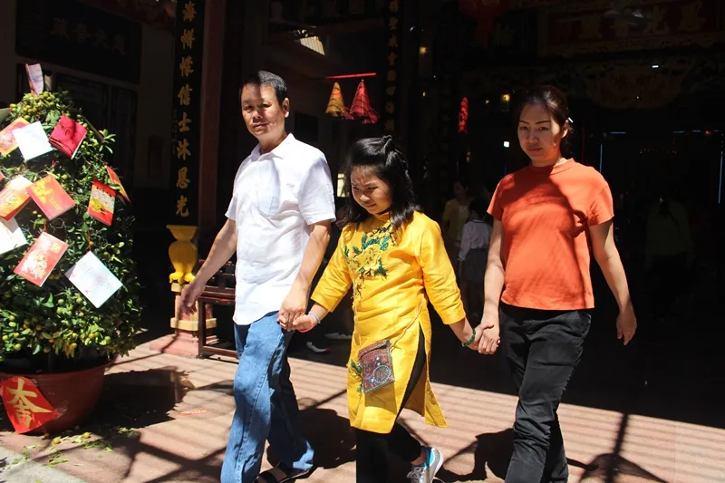 Dòng người đi lễ cầu an vào mùng 1 tết ở TPHCM ảnh 10