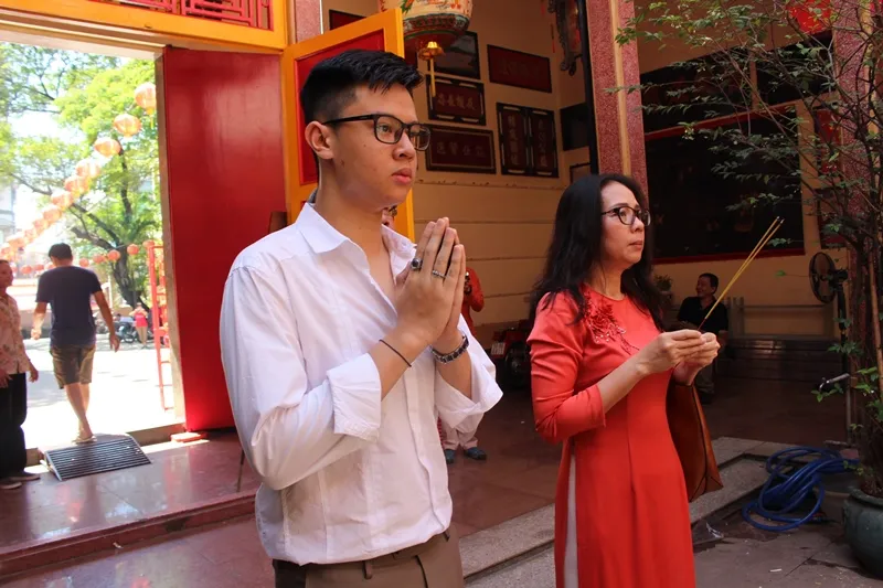 Dòng người đi lễ cầu an vào mùng 1 tết ở TPHCM ảnh 12