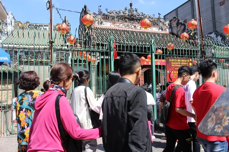 Dòng người đi lễ cầu an vào mùng 1 tết ở TPHCM ảnh 6