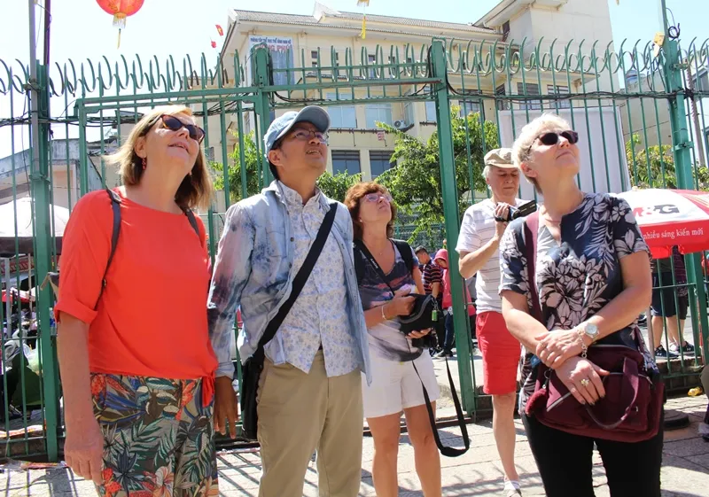 Dòng người đi lễ cầu an vào mùng 1 tết ở TPHCM ảnh 7