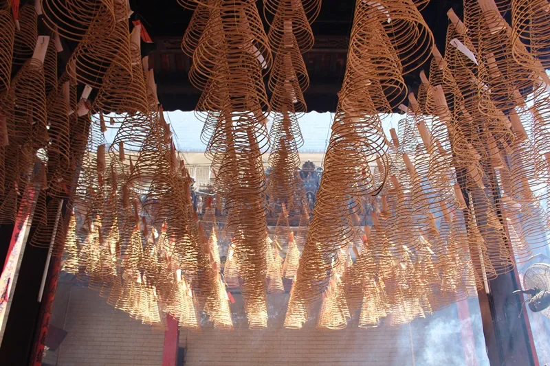 Dòng người đi lễ cầu an vào mùng 1 tết ở TPHCM ảnh 8