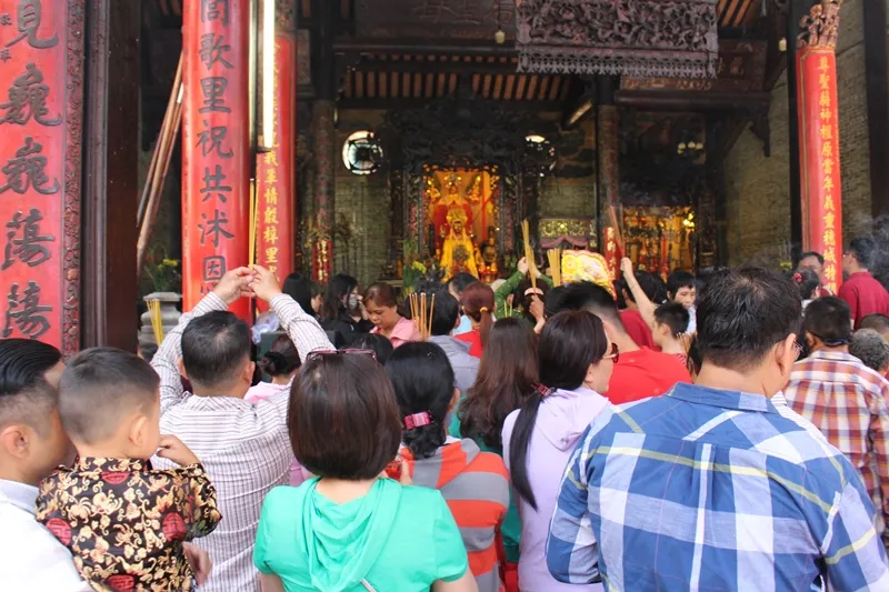 Dòng người đi lễ cầu an vào mùng 1 tết ở TPHCM ảnh 9