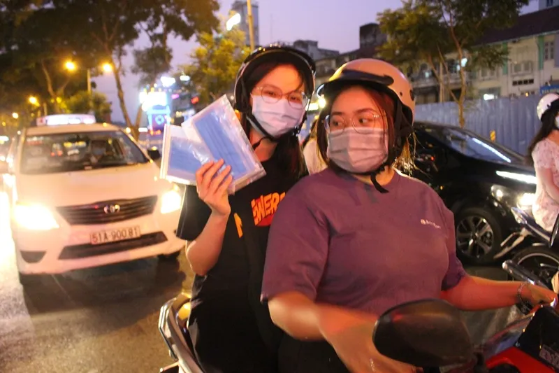 Nhóm bạn trẻ TPHCM phát miễn phí 1.000 chiếc khẩu trang cho người đi đường ảnh 3
