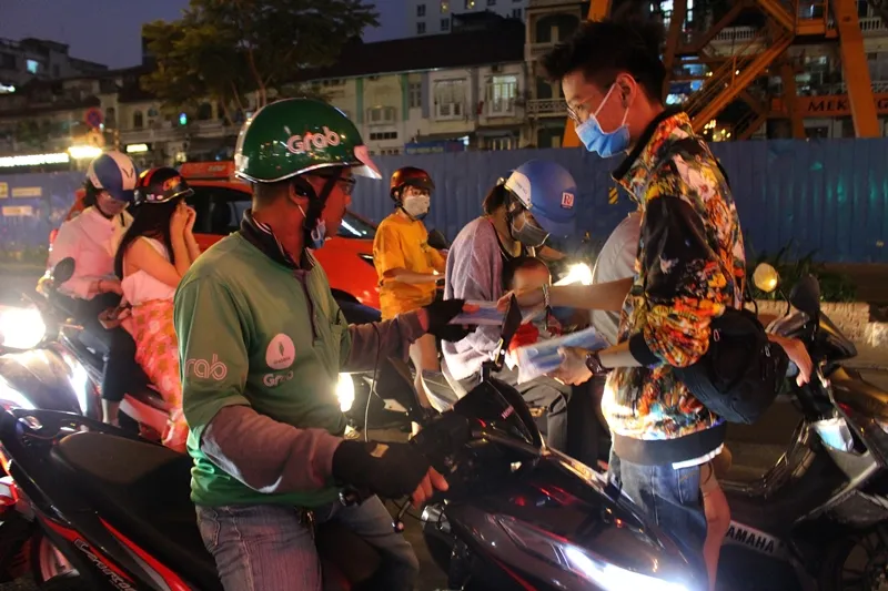 Nhóm bạn trẻ TPHCM phát miễn phí 1.000 chiếc khẩu trang cho người đi đường ảnh 4