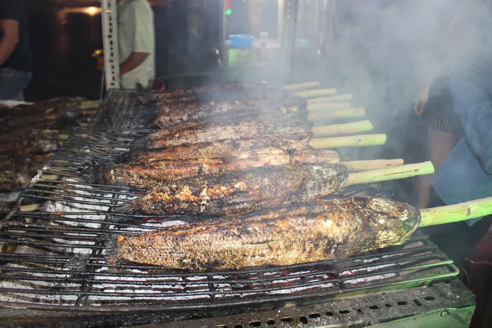 Sôi động phố bán cá lóc nướng ngày vía Thần Tài tại TPHCM ảnh 9